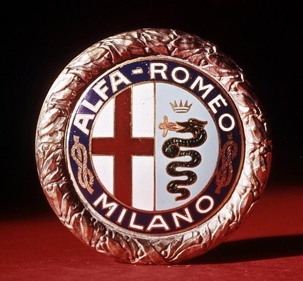 Macht, Weisheit und Kraft symbolisiert die Drachenschlange. Üppig und pompös das Alfa-Logo zwischen 1925 und 1945. Foto: Alfa Romeo/auto-reporter.net